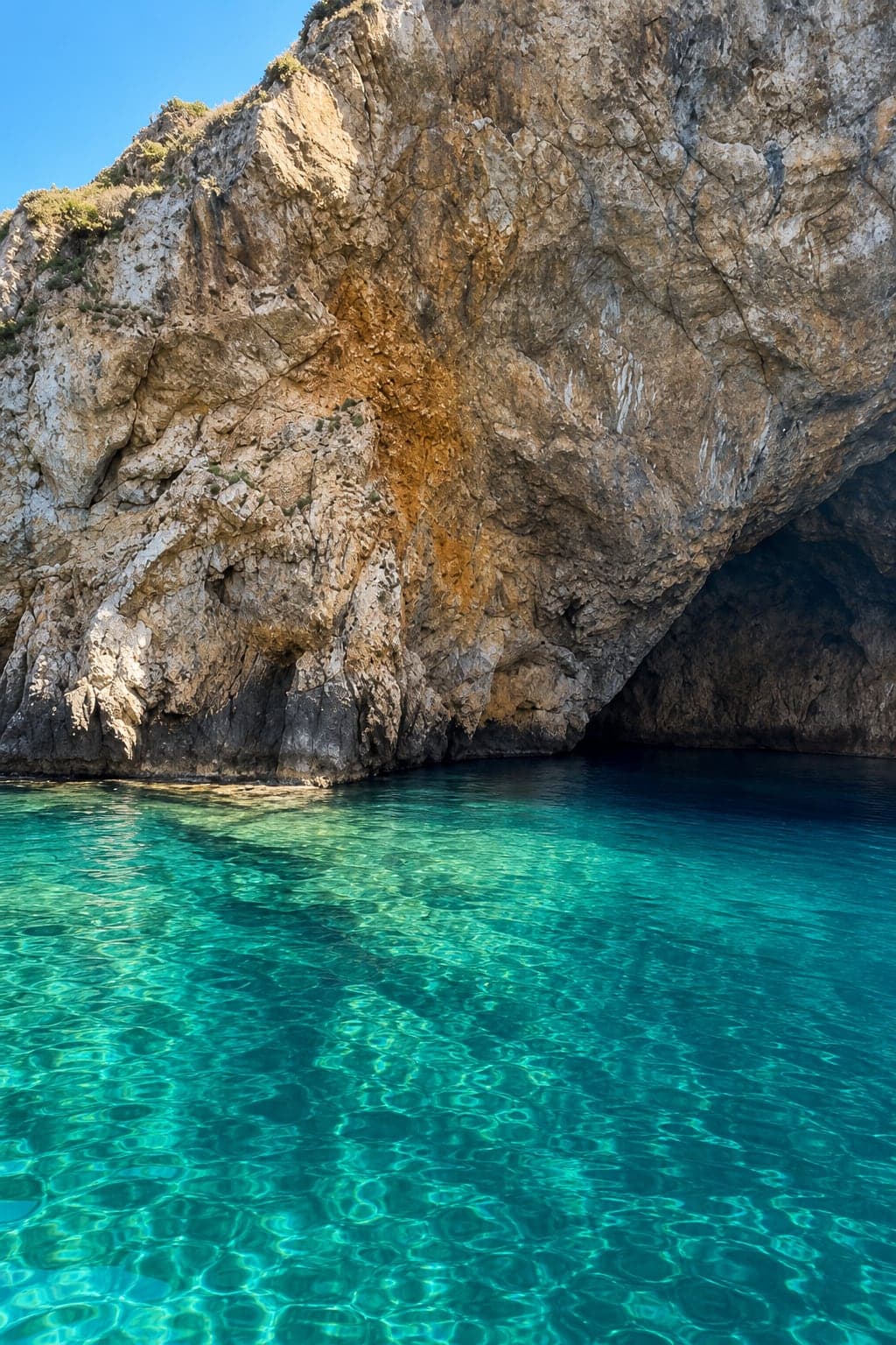Grotta ad arco sul mare turchese di Terrasini